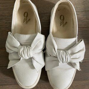 White Nine West Shoes with Bow